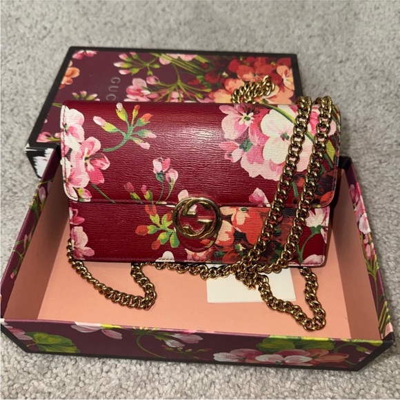 Gucci Bloom Interlocking GG Floral Crossbody Bag Wallet on Chain in Red and Pink - Picture 1 of 8
